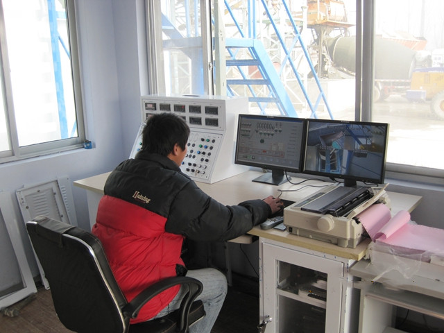 混凝土攪(jiao)拌站水泥(ni)倉和控制(zhi)系統的維(wei)護和保養(yang)